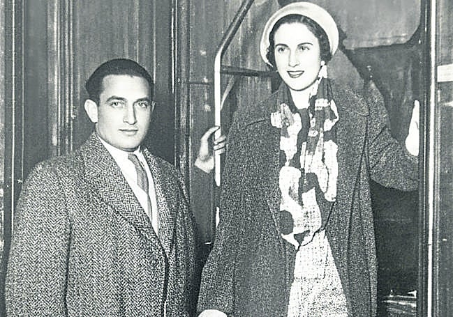 María Inurrieta y Afzat Hayat emprendiendo el viaje de novios, «en ruta hacia nuevas tierras y nuevas gentes».